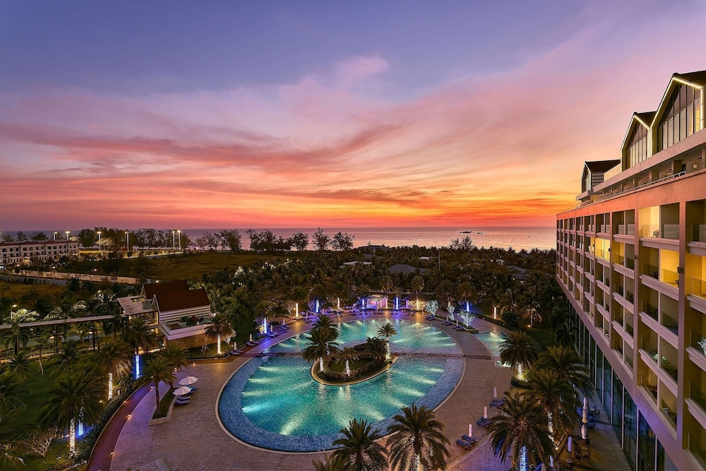 숙박 시설 정면 - 저녁/밤