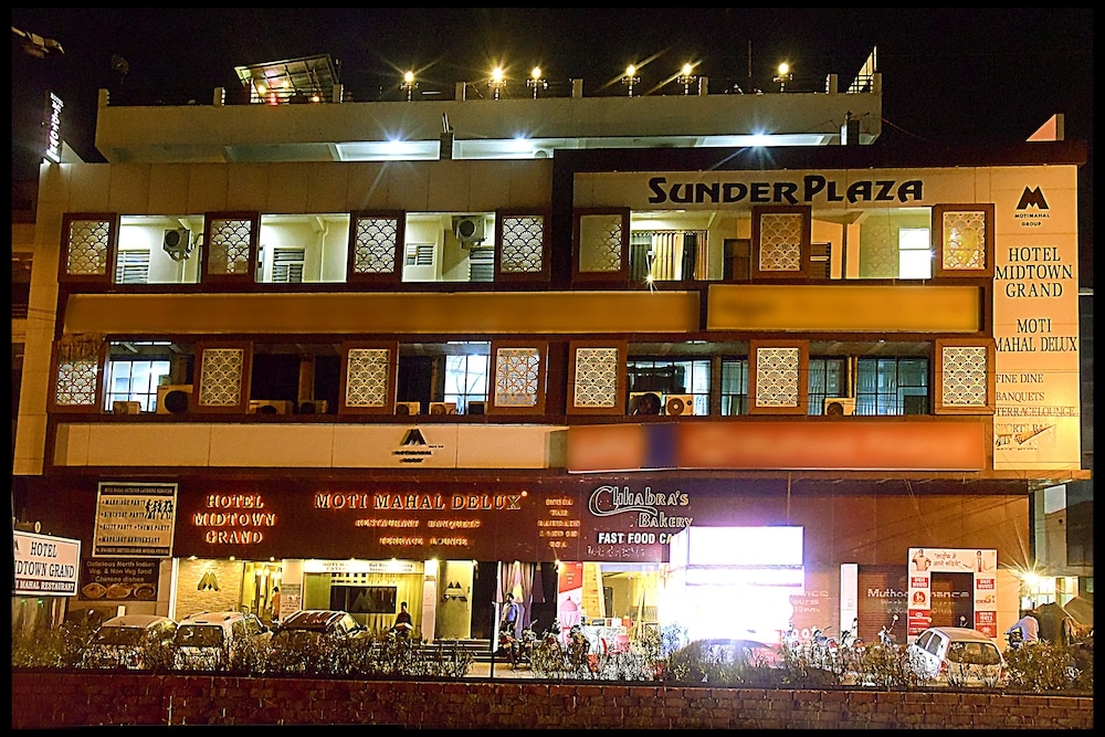 숙박 시설 정면 - 저녁/밤