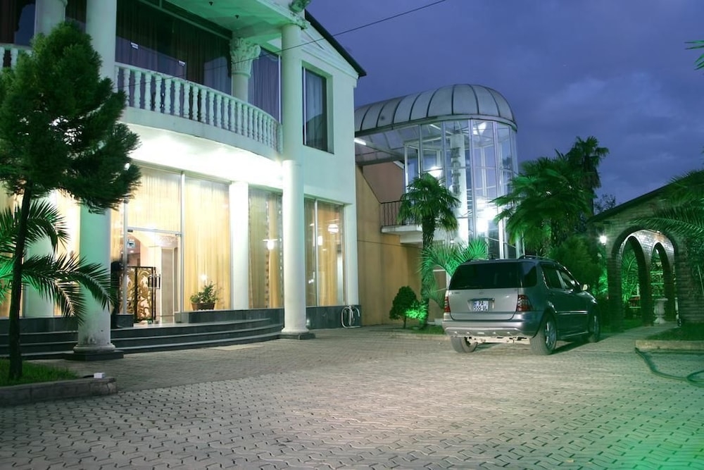 숙박 시설 정면 - 저녁/밤