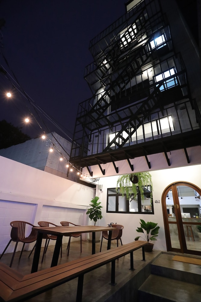 숙박 시설 정면 - 저녁/밤