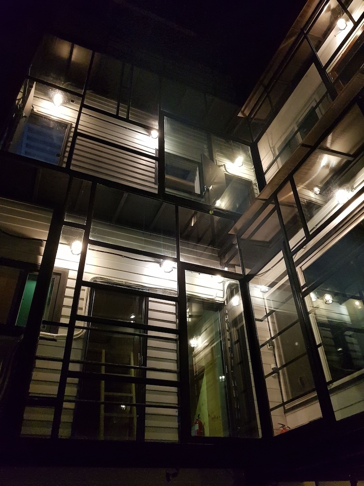 숙박 시설 정면 - 저녁/밤