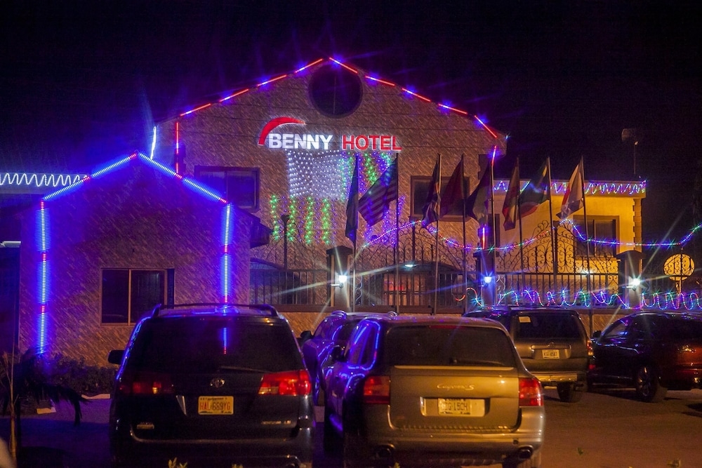 숙박 시설 정면 - 저녁/밤