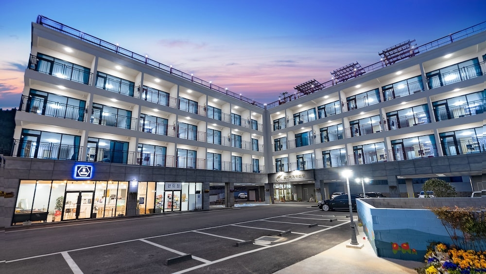 숙박 시설 정면 - 저녁/밤