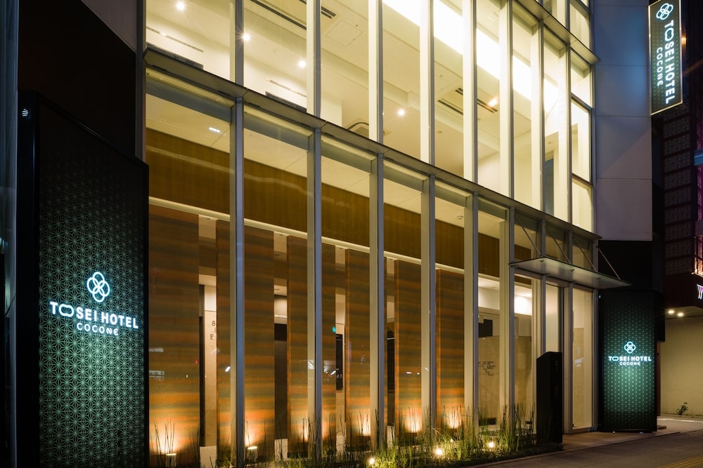 숙박 시설 정면 - 저녁/밤