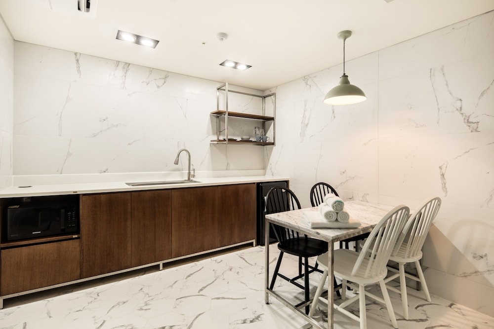 객실 내 식사 공간