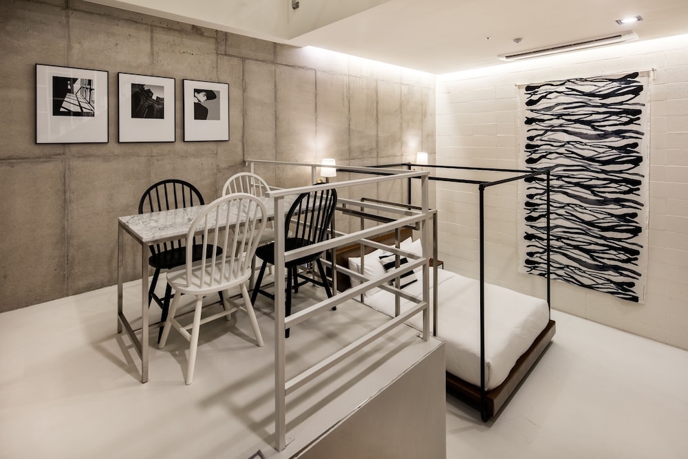 객실 내 식사 공간