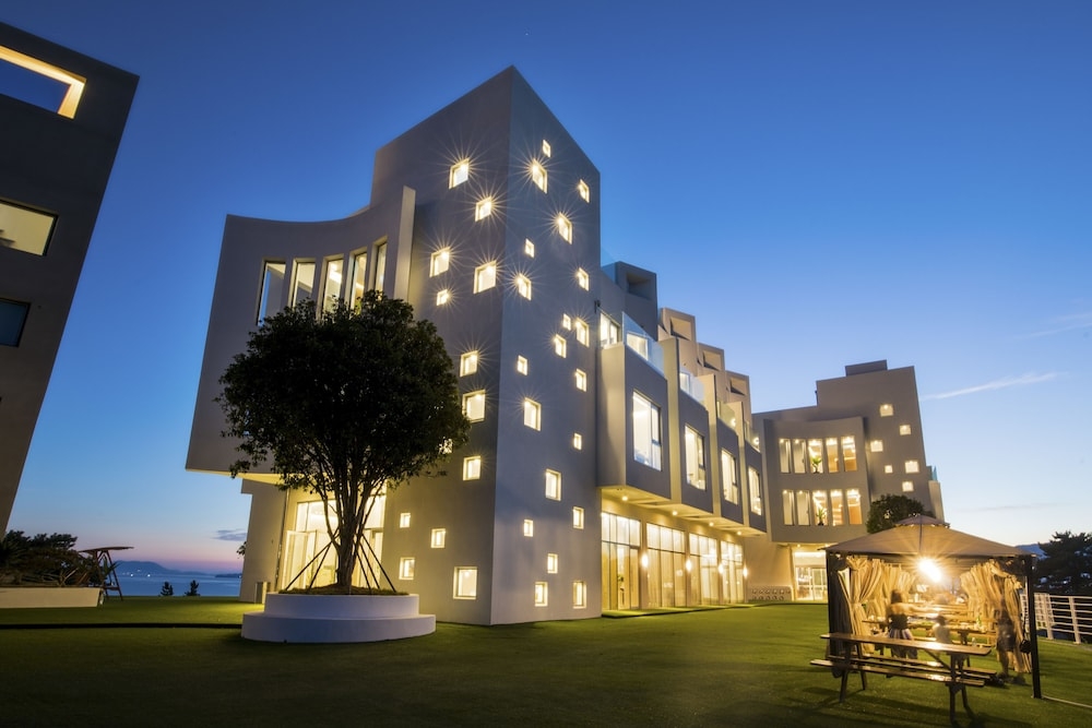 숙박 시설 정면 - 저녁/밤