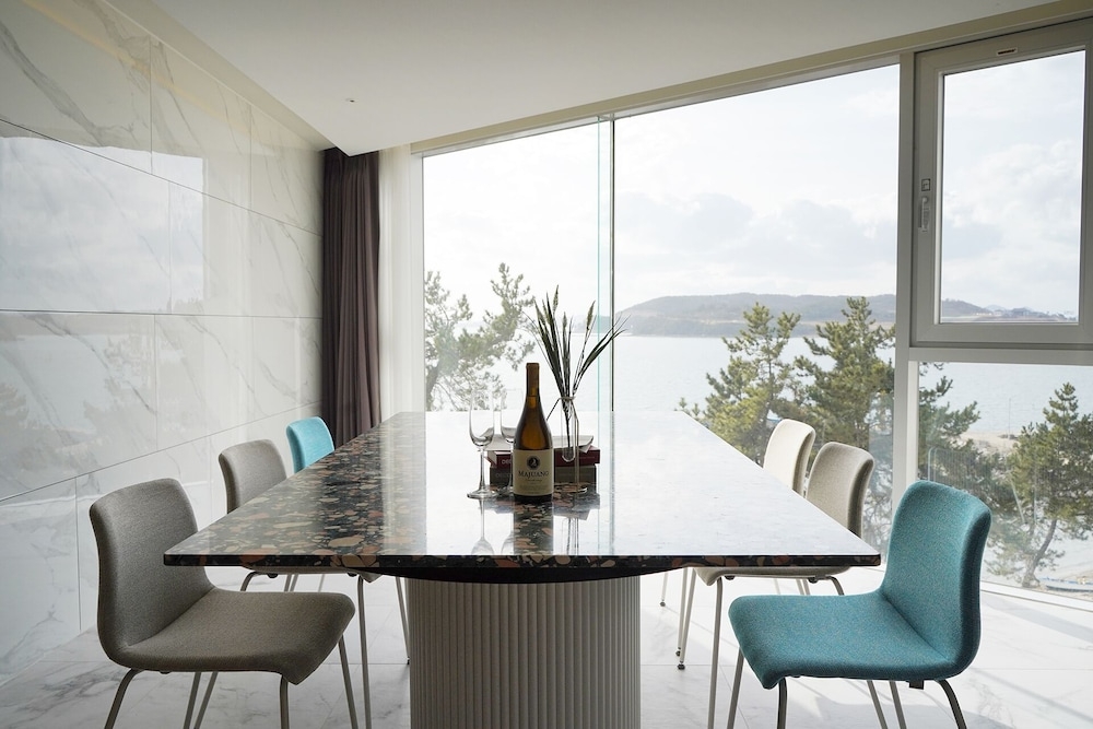 객실 내 식사 공간