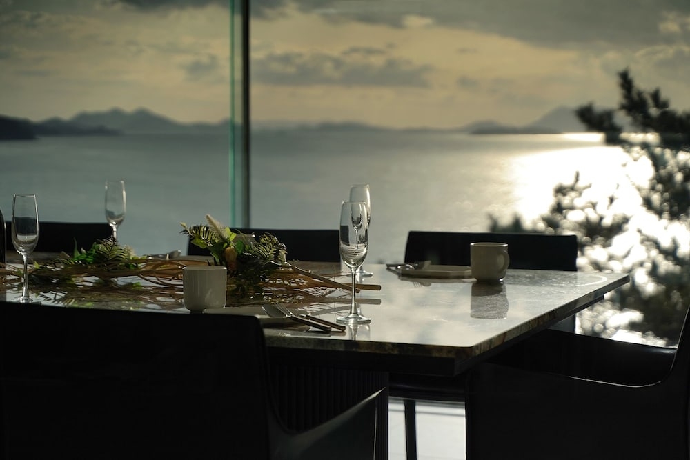 객실 내 식사 공간