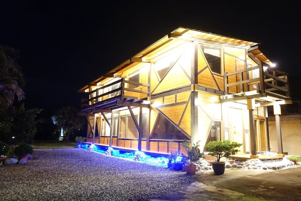 숙박 시설 정면 - 저녁/밤