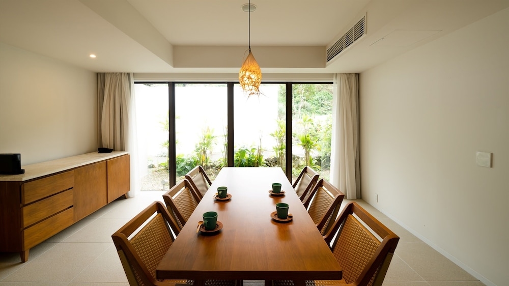 객실 내 식사 공간