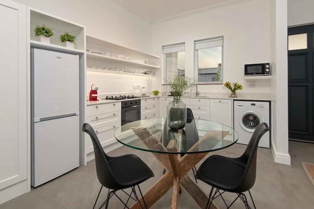 객실 내 식사 공간