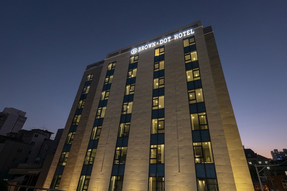 숙박 시설 정면 - 저녁/밤