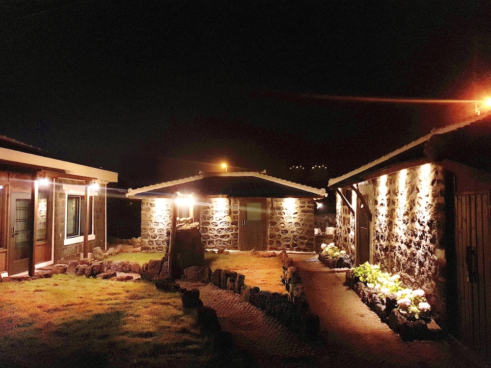 숙박 시설 정면 - 저녁/밤