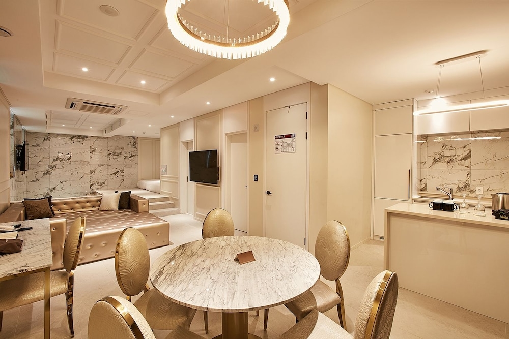 객실 내 식사 공간