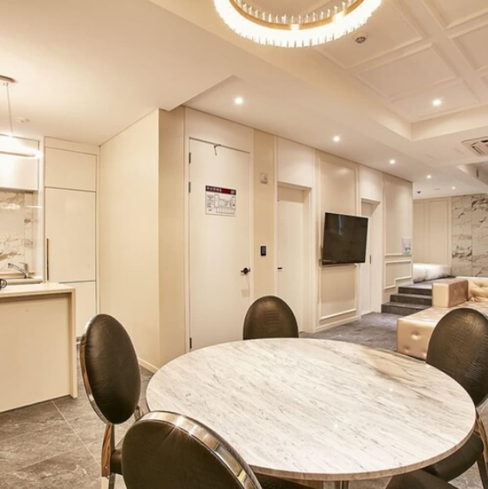 객실 내 식사 공간