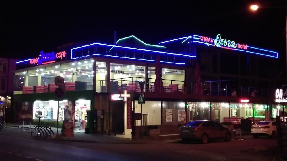 숙박 시설 정면 - 저녁/밤