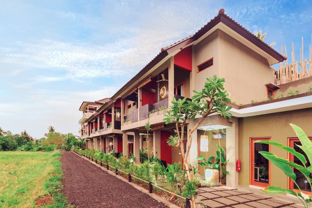 숙박 시설 정면 - 저녁/밤