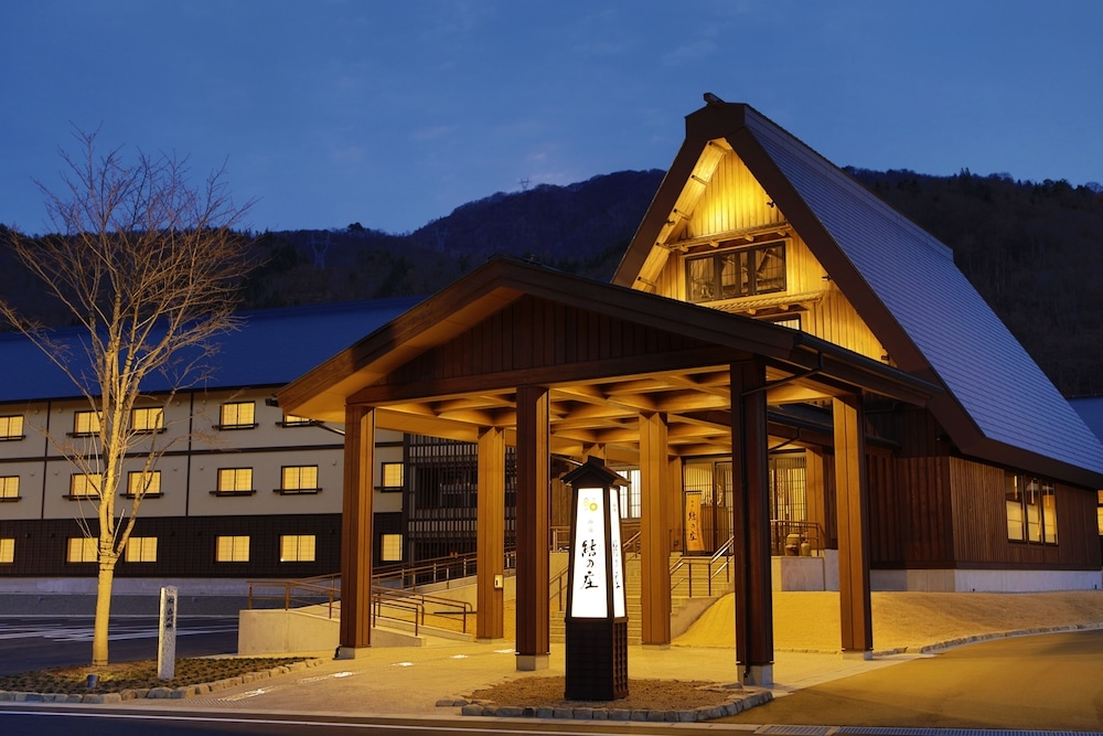 숙박 시설 정면 - 저녁/밤