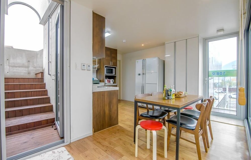 객실 내 식사 공간