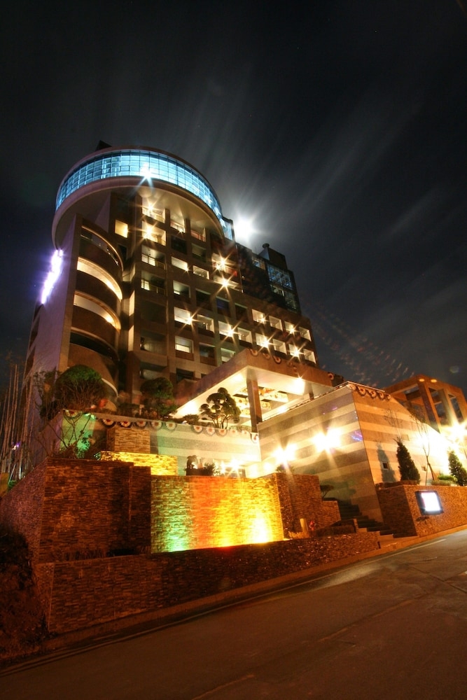 숙박 시설 정면 - 저녁/밤