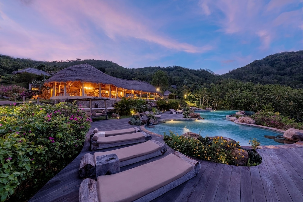 숙박 시설 정면 - 저녁/밤