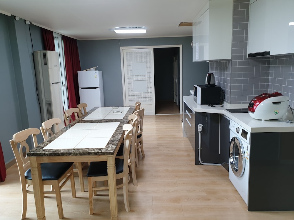 객실 내 식사 공간