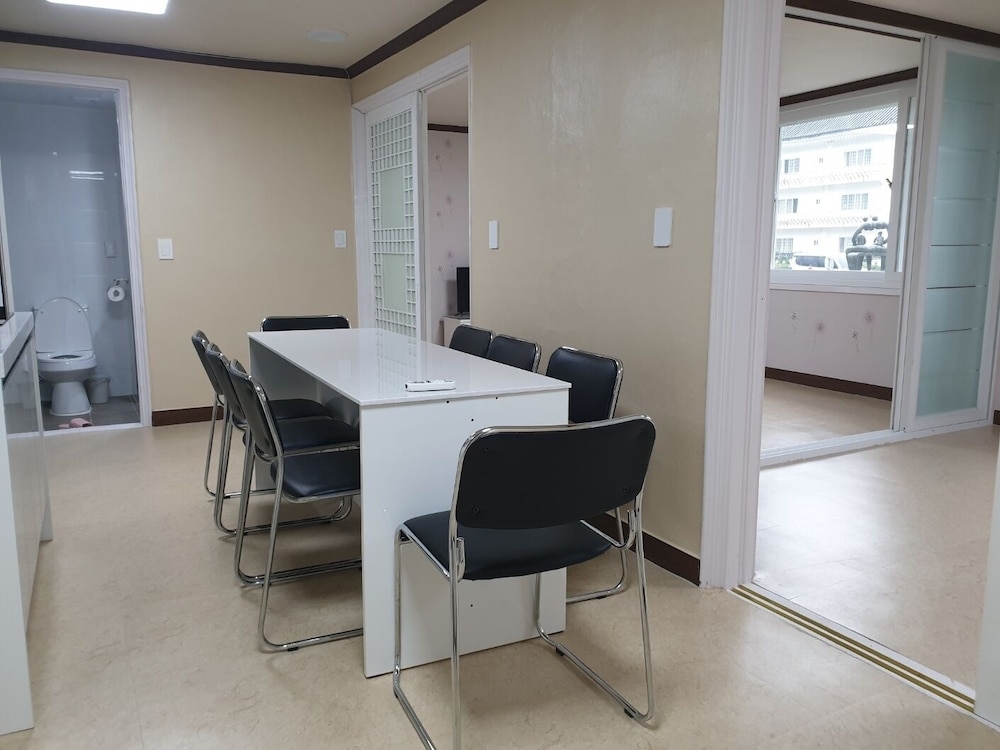 객실 내 식사 공간