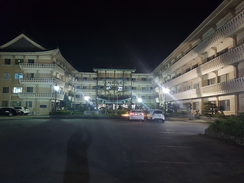 숙박 시설 정면 - 저녁/밤