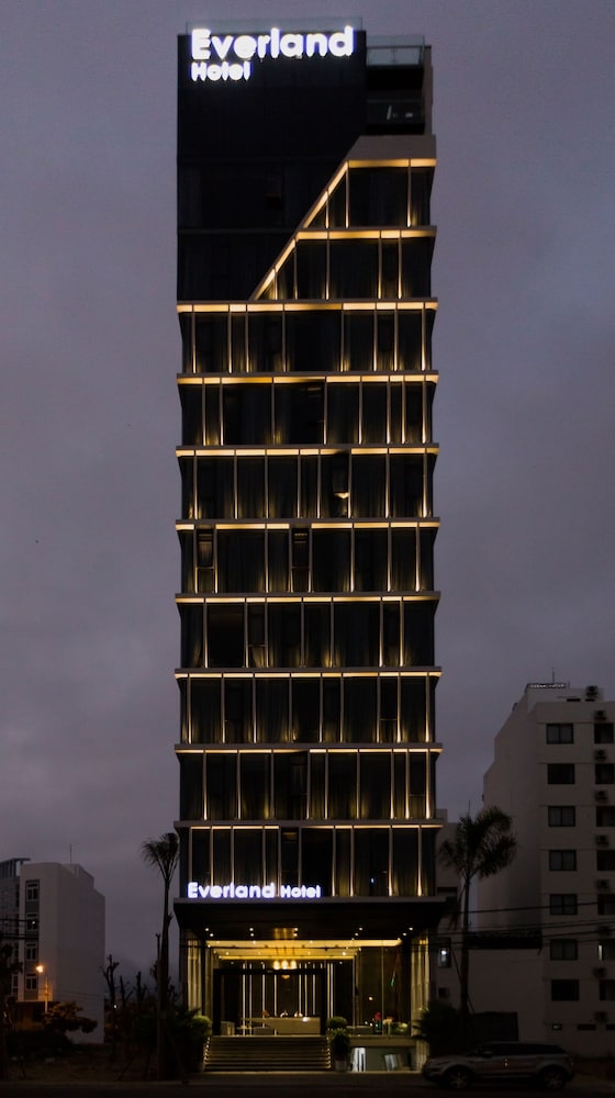 숙박 시설 정면 - 저녁/밤