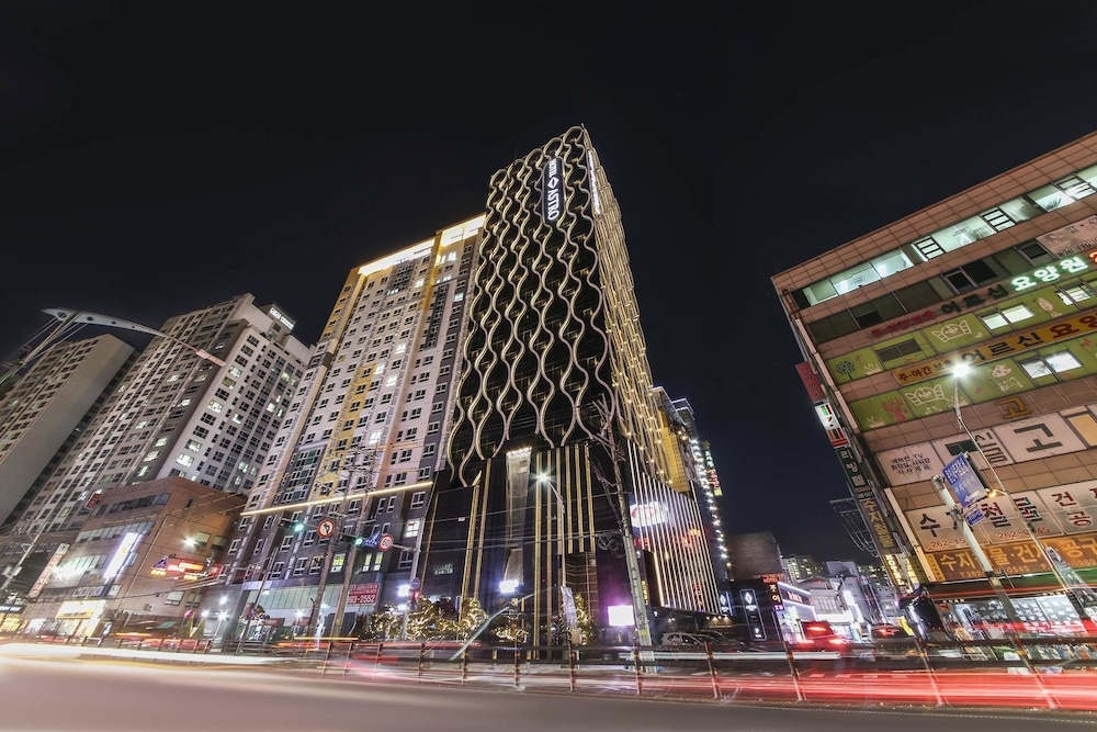 숙박 시설 정면 - 저녁/밤