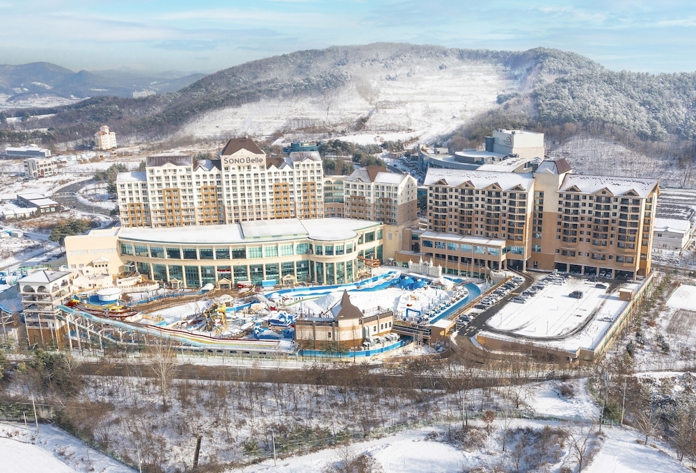 숙박 시설 정면 - 저녁/밤