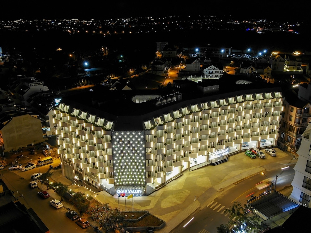 숙박 시설 정면 - 저녁/밤