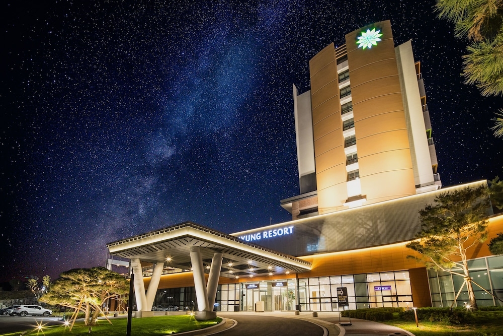 숙박 시설 정면 - 저녁/밤