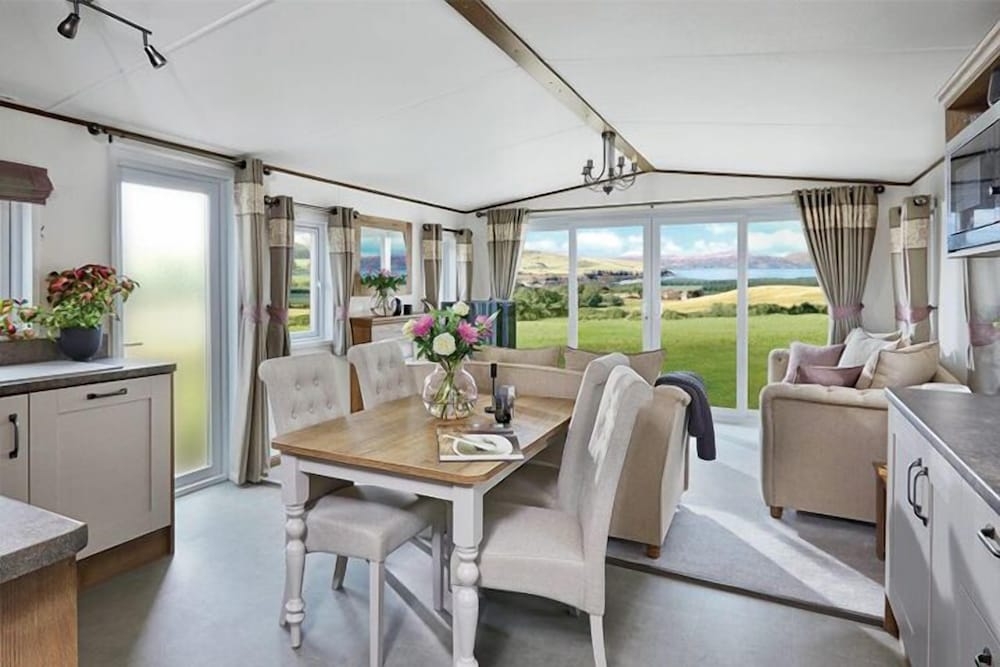 객실 내 식사 공간