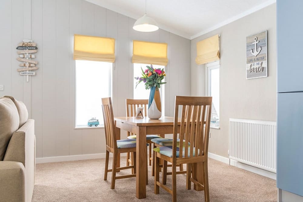 객실 내 식사 공간