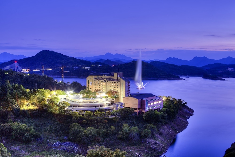 숙박 시설 정면 - 저녁/밤