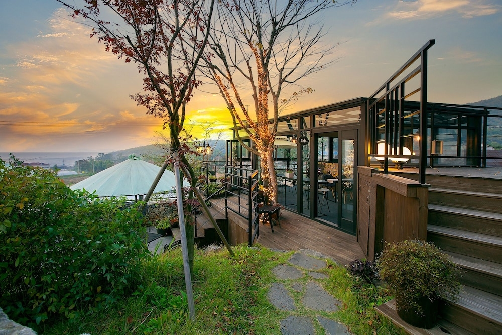 숙박 시설 정면 - 저녁/밤