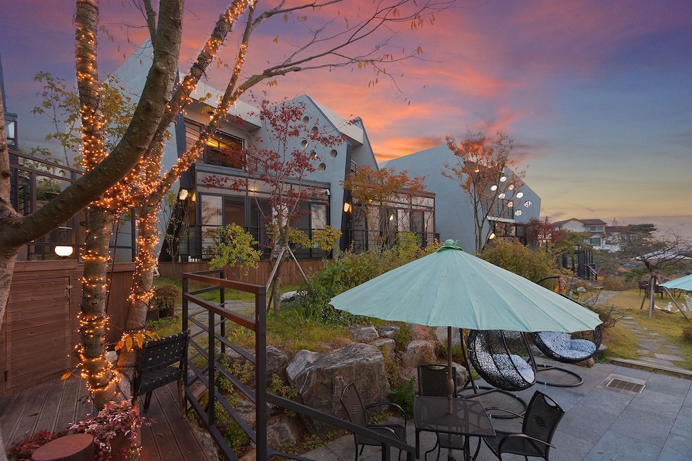 숙박 시설 정면 - 저녁/밤