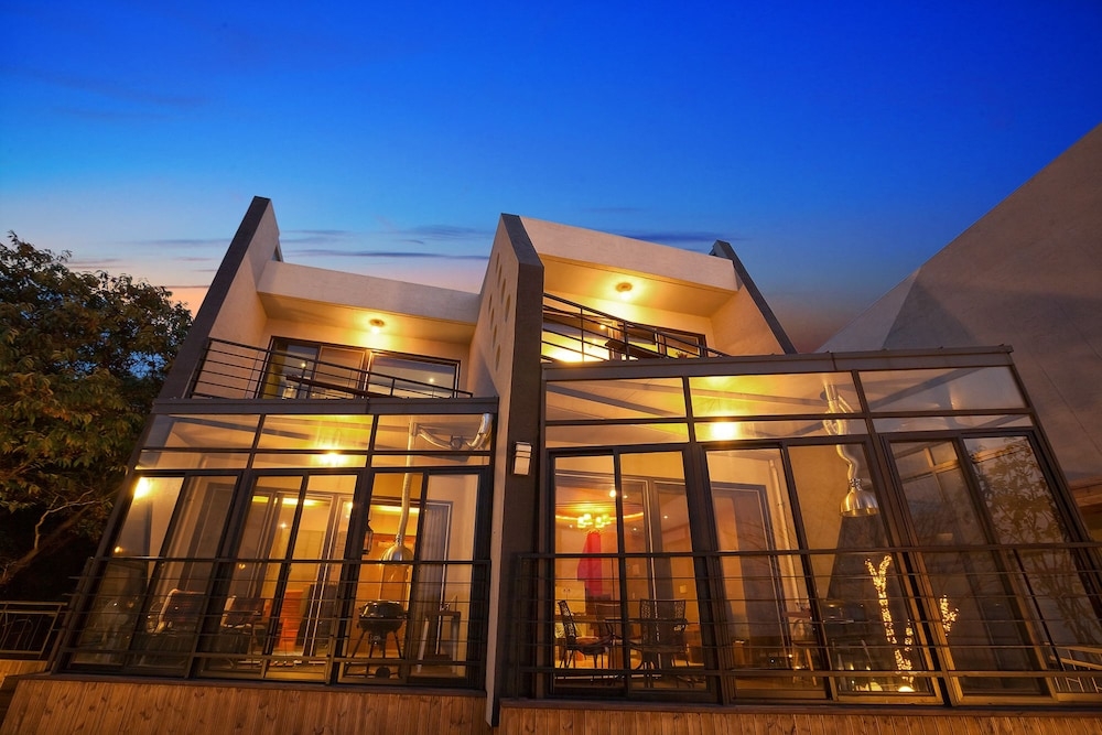 숙박 시설 정면 - 저녁/밤