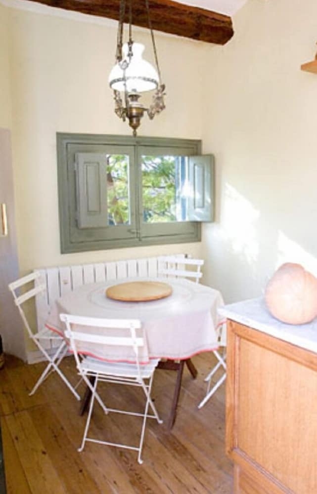 객실 내 식사 공간