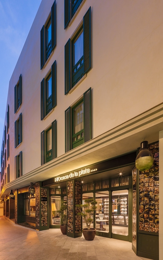 숙박 시설 정면 - 저녁/밤