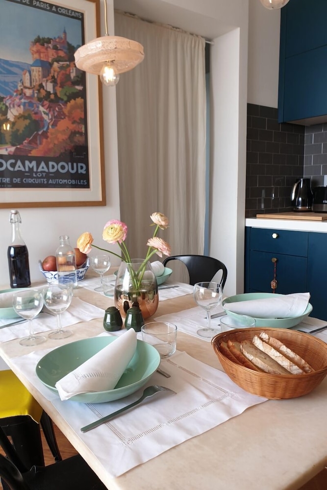 객실 내 식사 공간