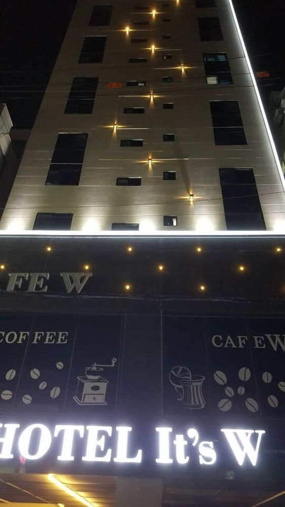 숙박 시설 정면 - 저녁/밤