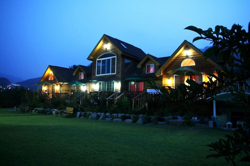 숙박 시설 정면 - 저녁/밤