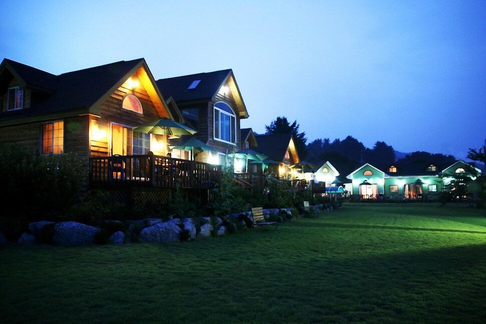 숙박 시설 정면 - 저녁/밤