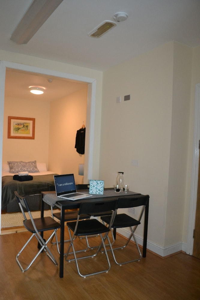 객실 내 식사 공간