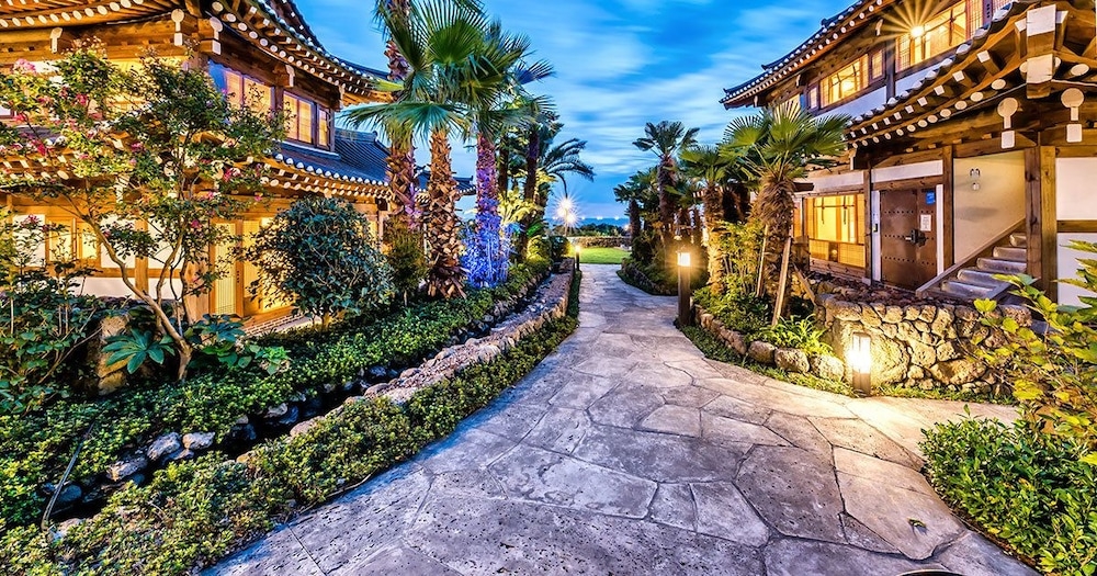 숙박 시설 정면 - 저녁/밤