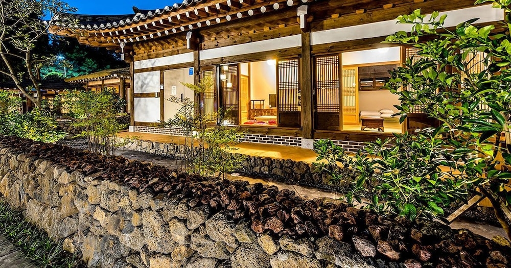 숙박 시설 정면 - 저녁/밤