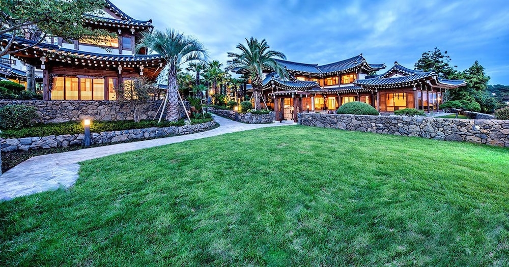 숙박 시설 정면 - 저녁/밤